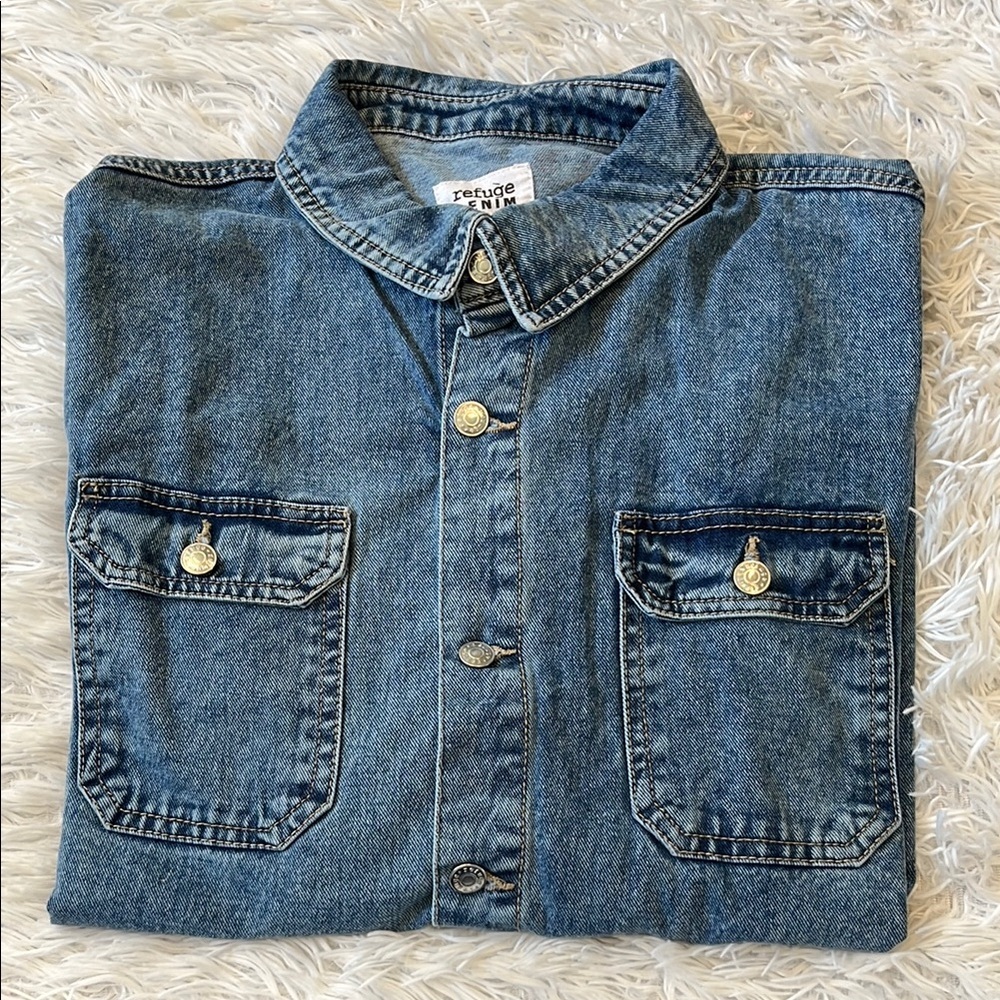 Refuge Men’s Oversized Classic denim shirt in blue size Large